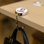 accroche‐sac_personnalise_metal_rond_ouvert_logo_ambiance