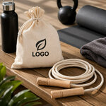 1-Corde-a-sauter-en-coton-recycle-avec-poignees-bois-ambiance1