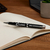 stylo_charles_dickens_metal_avec_coffret_logo_ambiance