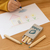 set4_crayons_pochette_carton_logo_ambiance
