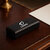 coffret-signature-metal-charles-dickens-logo-ambiance
