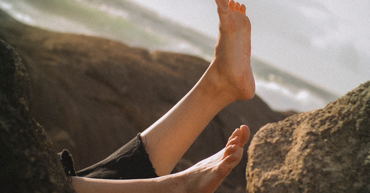 pieds nus parmi les rochers sur le rivage