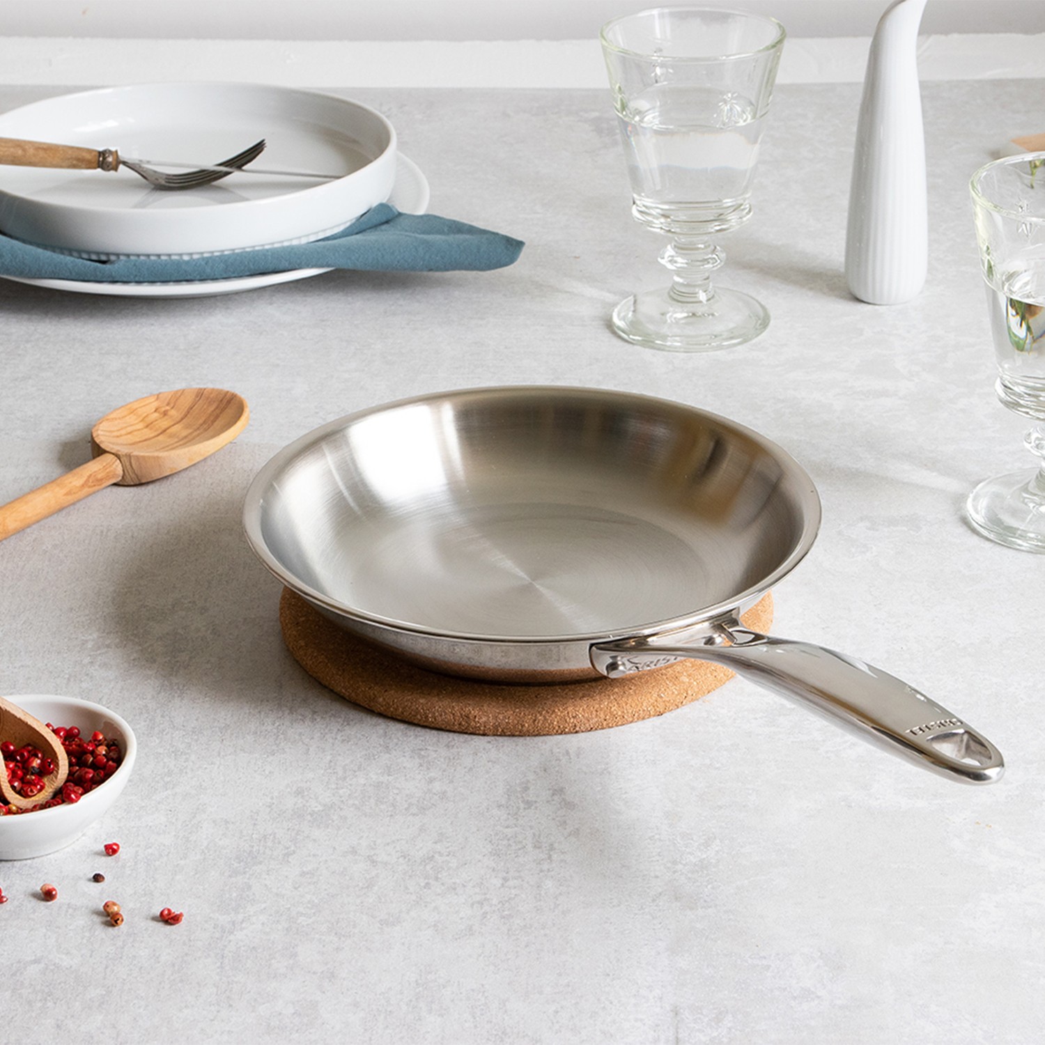 zoom_ambiance_table_poele_inox_castelpro_cristel
