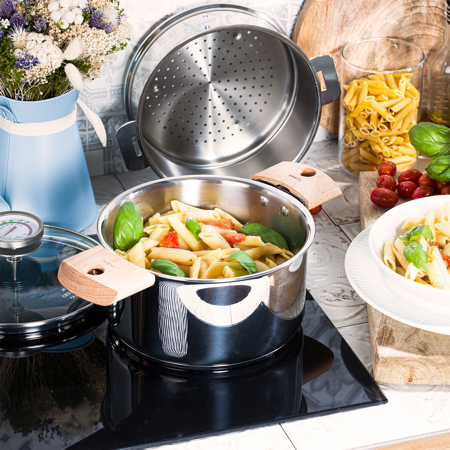 zoom_penne_tomates_basilic_casserole_inox_casteline_anses_bois_de_hetre