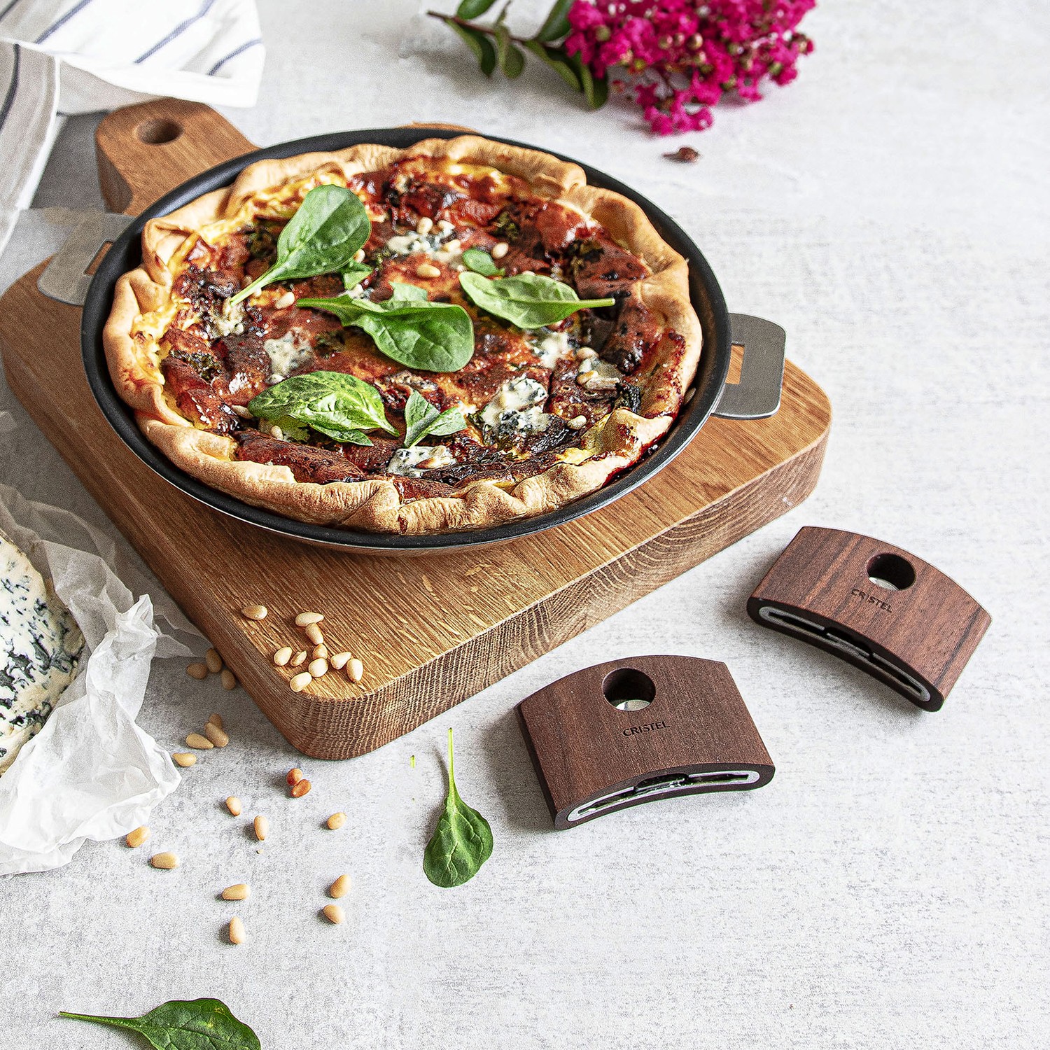 zoom_anses_amovibles_bois_de_noyer_quiche_aux_epinards