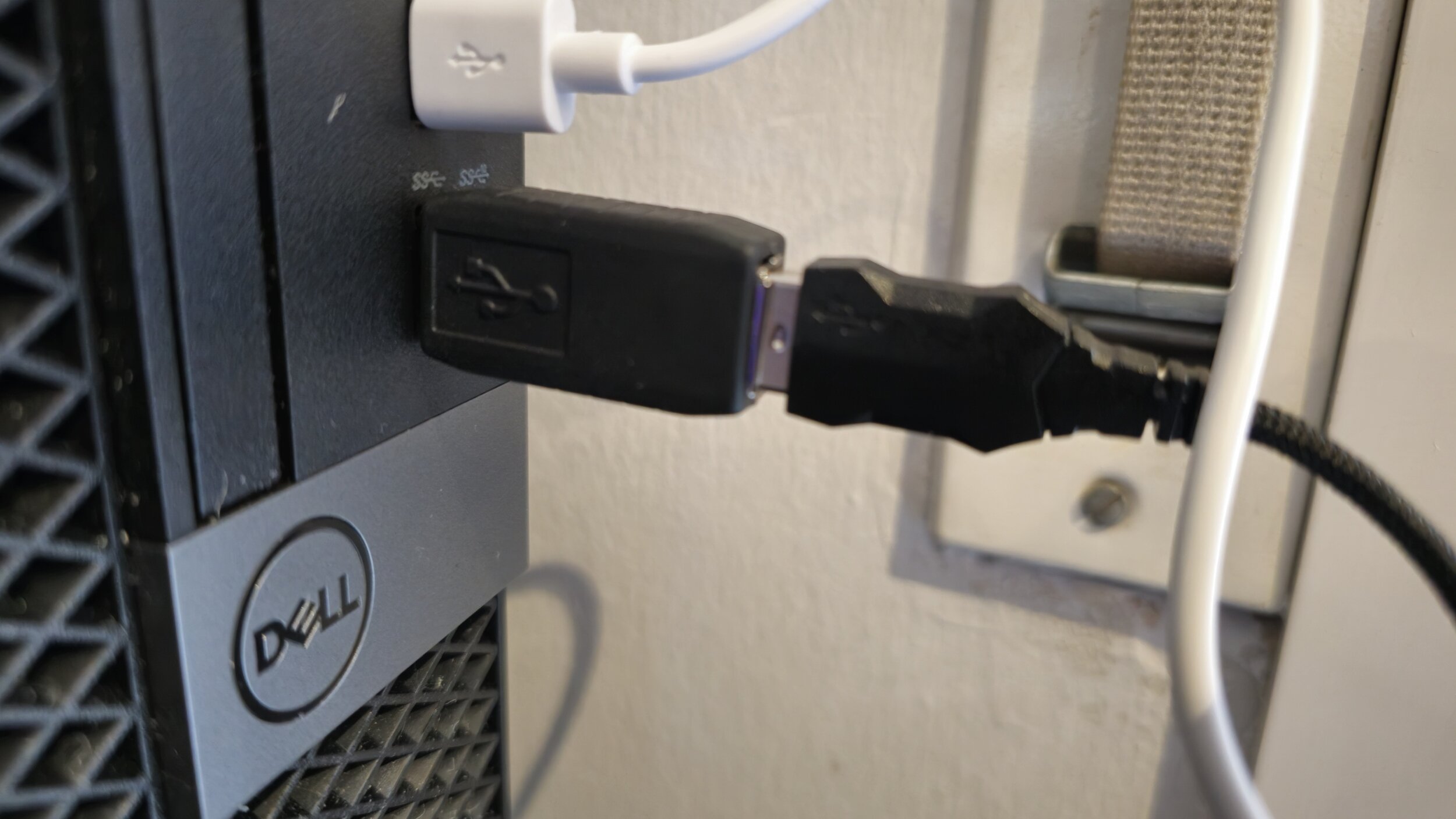 USB-Keylogger zwischen USB-Anschluss eines Computers und Kabel