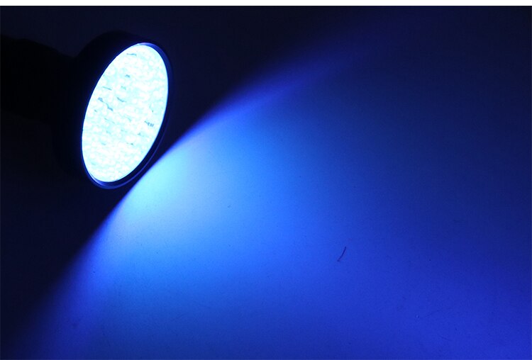 Violetter Lichtstrahl der eingeschalteten UV-Prüflampe