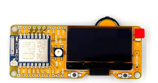 Platine des DSTIKE Deauther Mini mit Display und Bedienelementen
