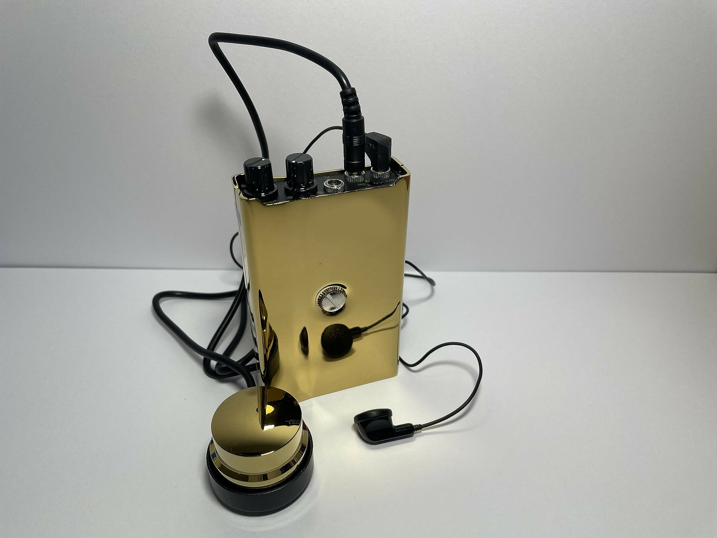Wandmikrofon V4 mit angeschlossenem Sensor und Kabeln