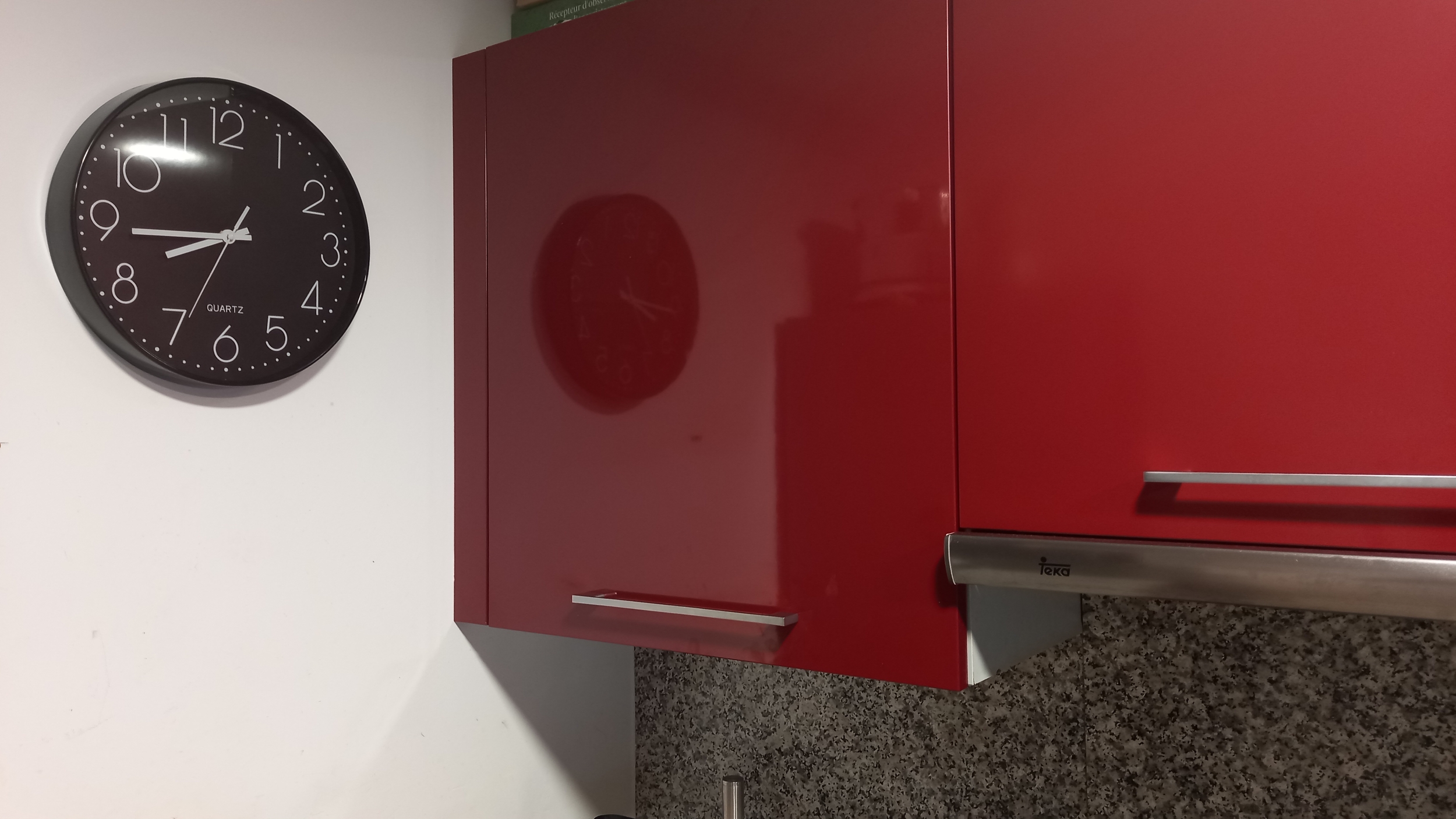 Vue réelle caméra espion dans horloge murale