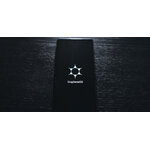 Schwarzes Smartphone mit GrapheneOS-Logo auf dem Bildschirm