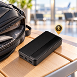 Powerbank mit verstecktem Bluetooth-Tracker neben einer Reisetasche