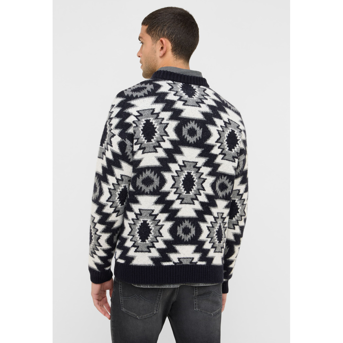 pull-noir-et-blanc-a-manches-longues-orne-d-un-motif-psychedelique (1)-fotor-20251124151858