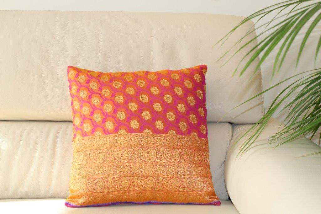 Housse de coussin en soie rose et orange safran
