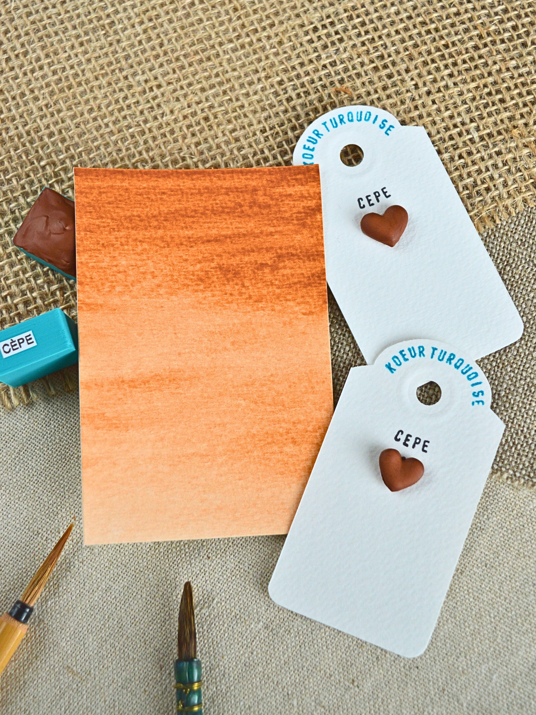 CÈPE – aquarelle artisanale brun orangé avec pinceaux et nuancier