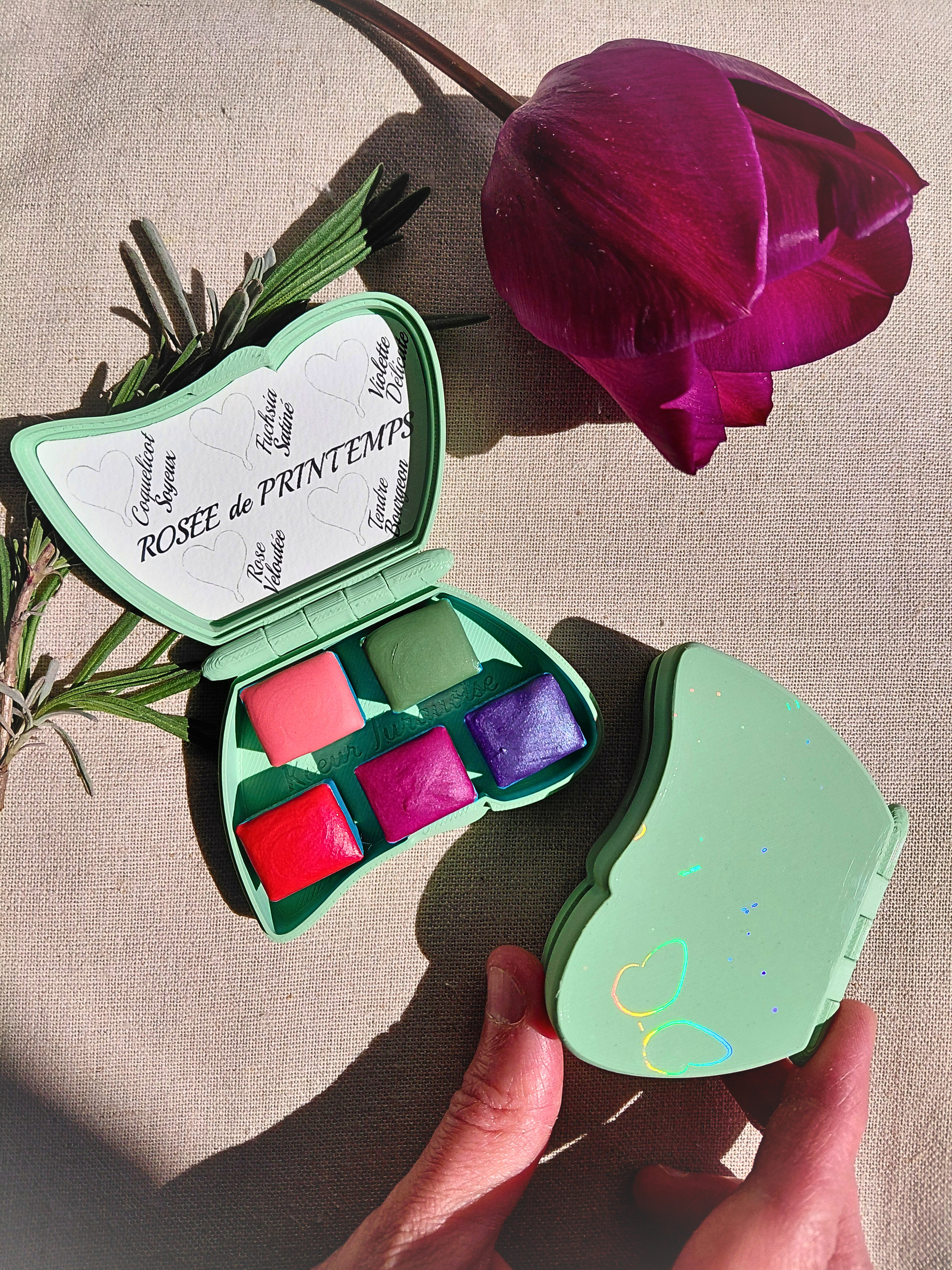 ROSÉE DE PRINTEMPS – écrin holographique et cinq aquarelles artisanales