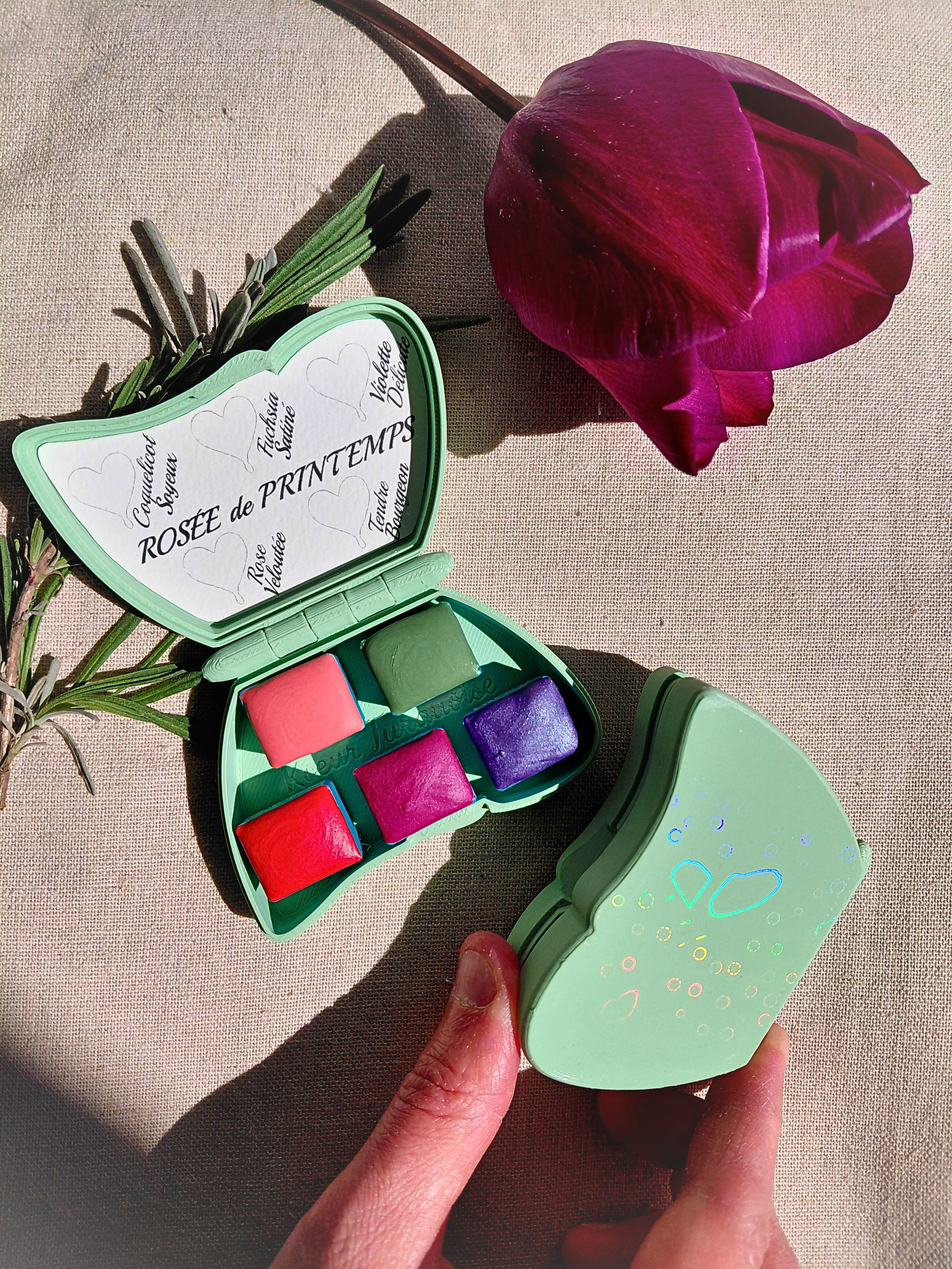 ROSÉE DE PRINTEMPS – écrin holographique et cinq aquarelles artisanales