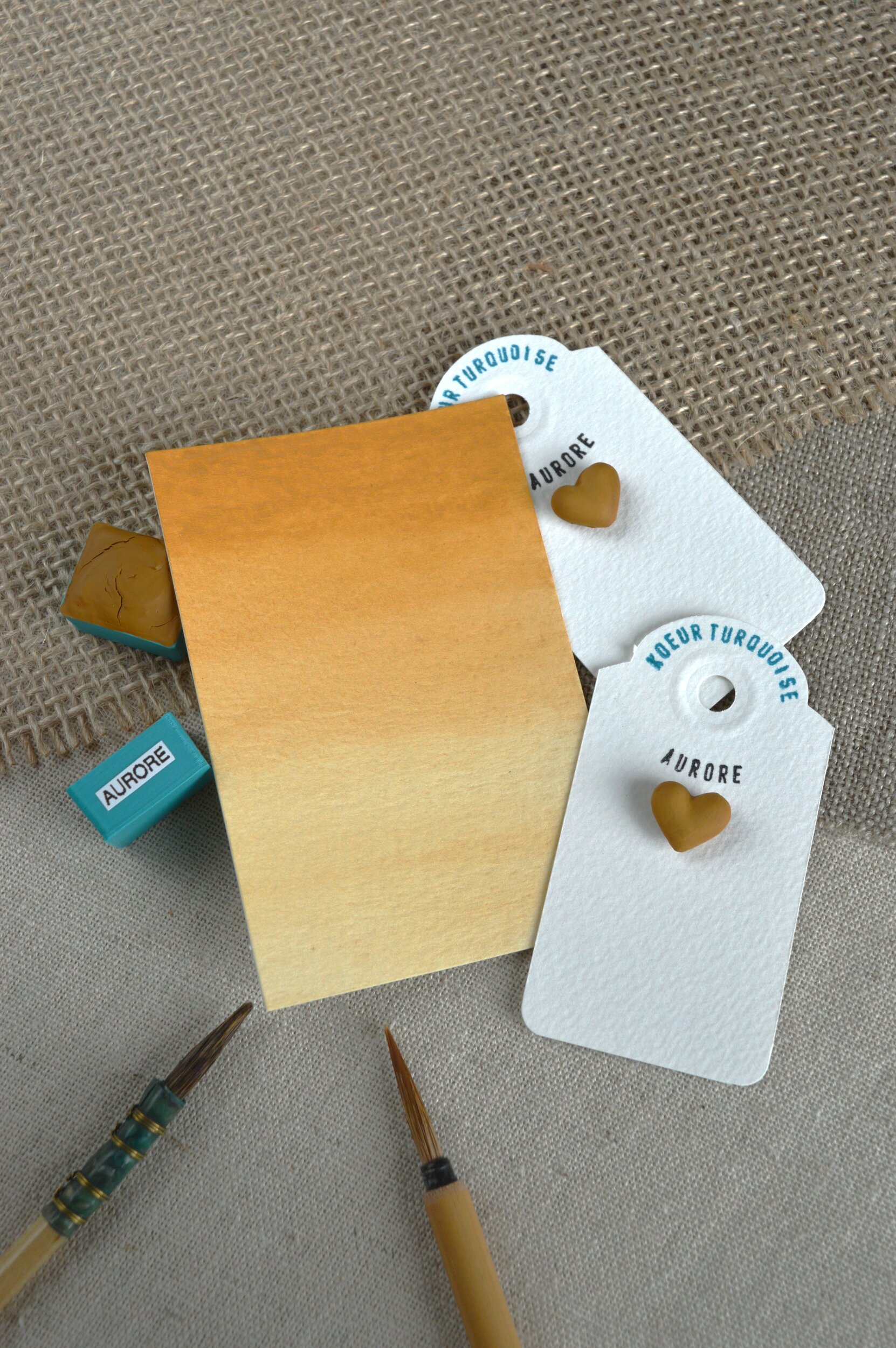 AURORE – aquarelle artisanale ocre jaune avec pinceaux et nuancier
