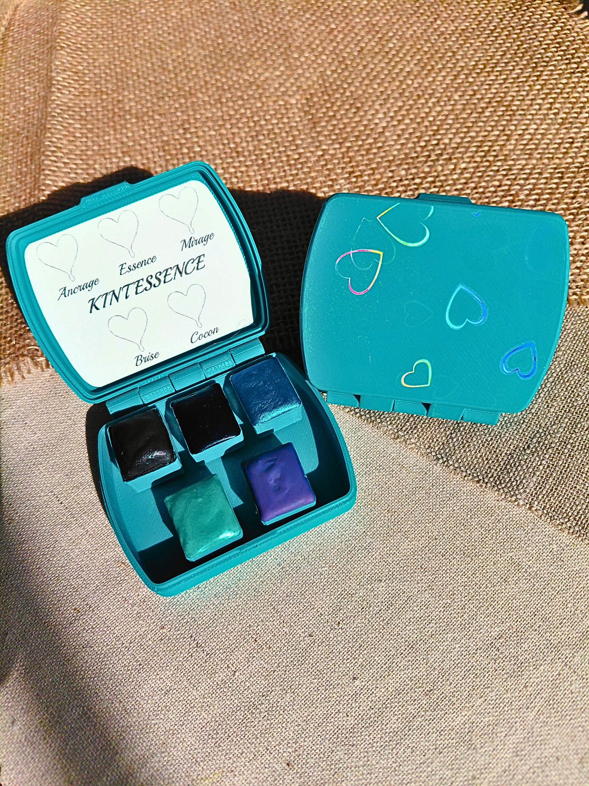 KINTESSENCE – écrin turquoise à motif de cœurs holographiques
