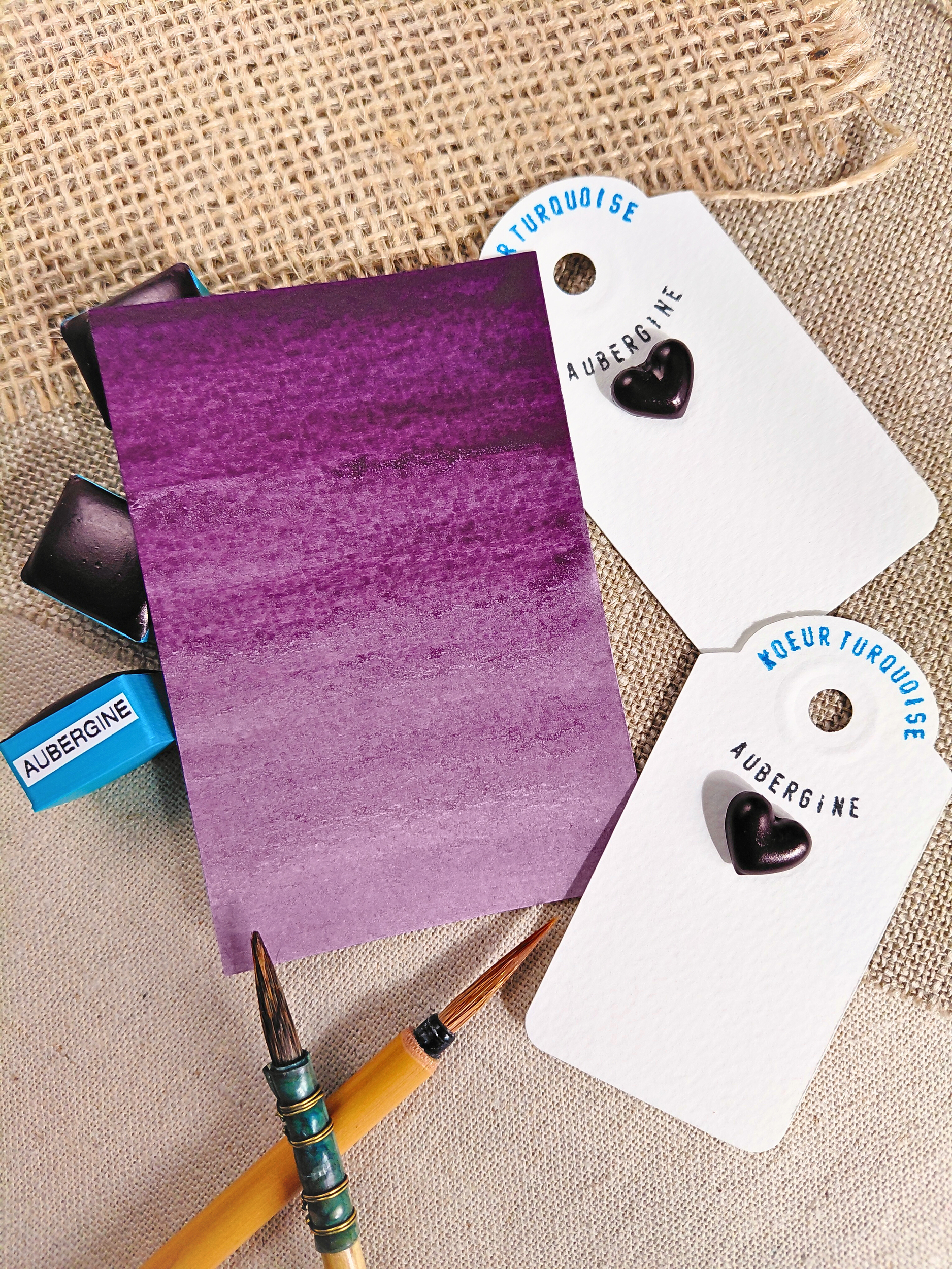 AUBERGINE – aquarelle artisanale violet profond avec pinceaux et nuancier