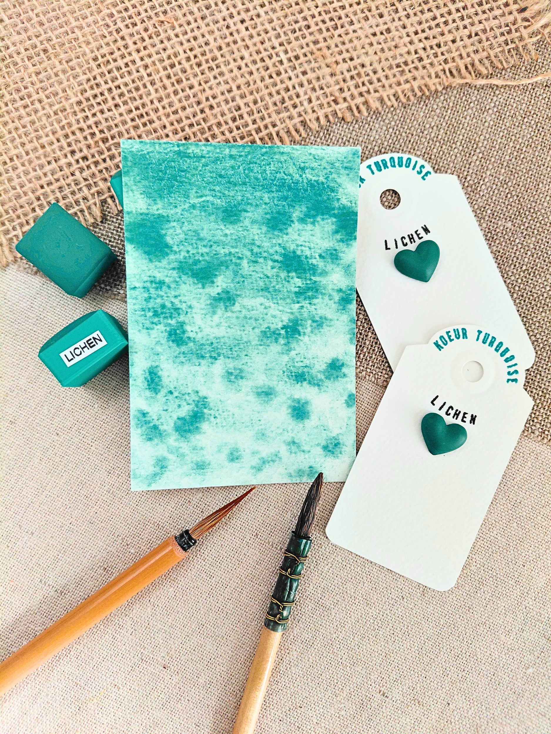 LICHEN – aquarelle artisanale vert bleuté à granulation avec pinceaux et nuancier
