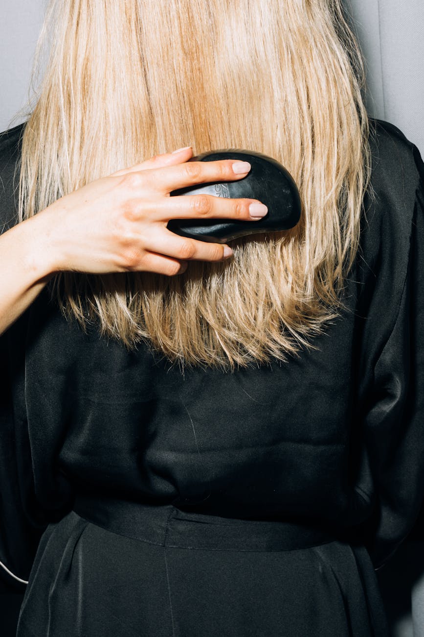 vue arriere d une personne aux cheveux blonds