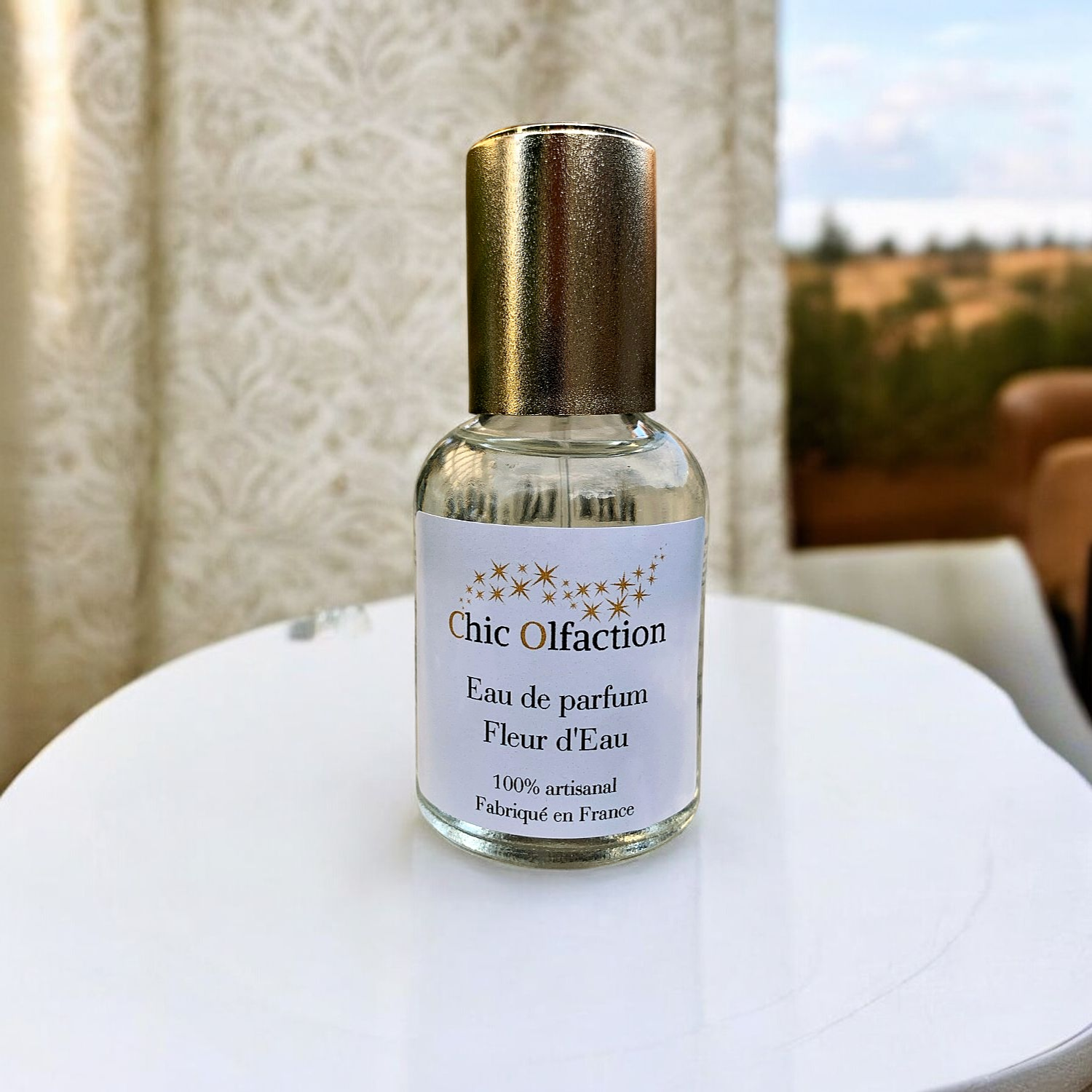 50 ml eau de parfum intitulé fleur deau de la marque chic olfaction posée sur une table dextérieure blanche