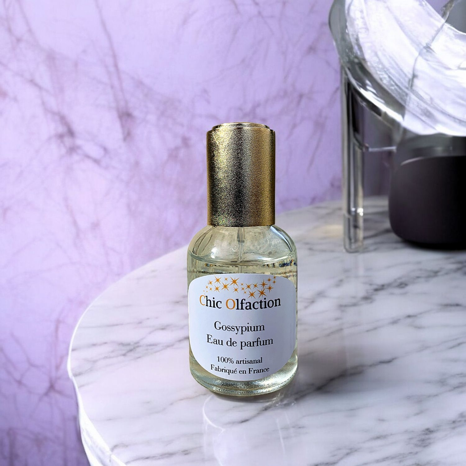 50 ml flacon deau de parfum posé sur une table en marbre blanc et gris intitulé Gossypium de la marque chic olfaction