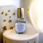 flacon d'eau de parfum de la marque chic olfaction portant le nom de poudré d'antan posé sur un tabouret beige avec un fond blanc étoilé