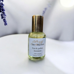 50 ml eau de parfum portant le nom de Jasminum de la marque chic olfaction posée sur une table blanche éclairé dun rayon de lumière
