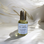 50 ml flacon eau de parfum au bois de oud de la marque chic olfaction posée sur des draps en soie blancs