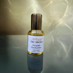 50 ml flacon de parfum au patchouli de la marque chic olfaction en forme de vaporisateur tube avec un bouchon posé sur une table miroir noire or portant le nom de psychédélique