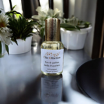 50 ml flacon eau de parfum jardin polynésien de la marque chic olfaction posée sur une table laquée noire au milieu de plante