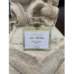 flacon 100 ml de parfum ambre exotique de la marque chic olfaction posée sur une pierre de Caen