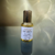50 ml flacon de parfum au patchouli de la marque chic olfaction en forme de vaporisateur tube avec un bouchon posé sur une table miroir noire or portant le nom de psychédélique