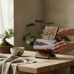 support-telephone-bois-sculté-arbre-de-vie-bois-artisanat-naturel-wabi-sabi-home-and-style-décoration