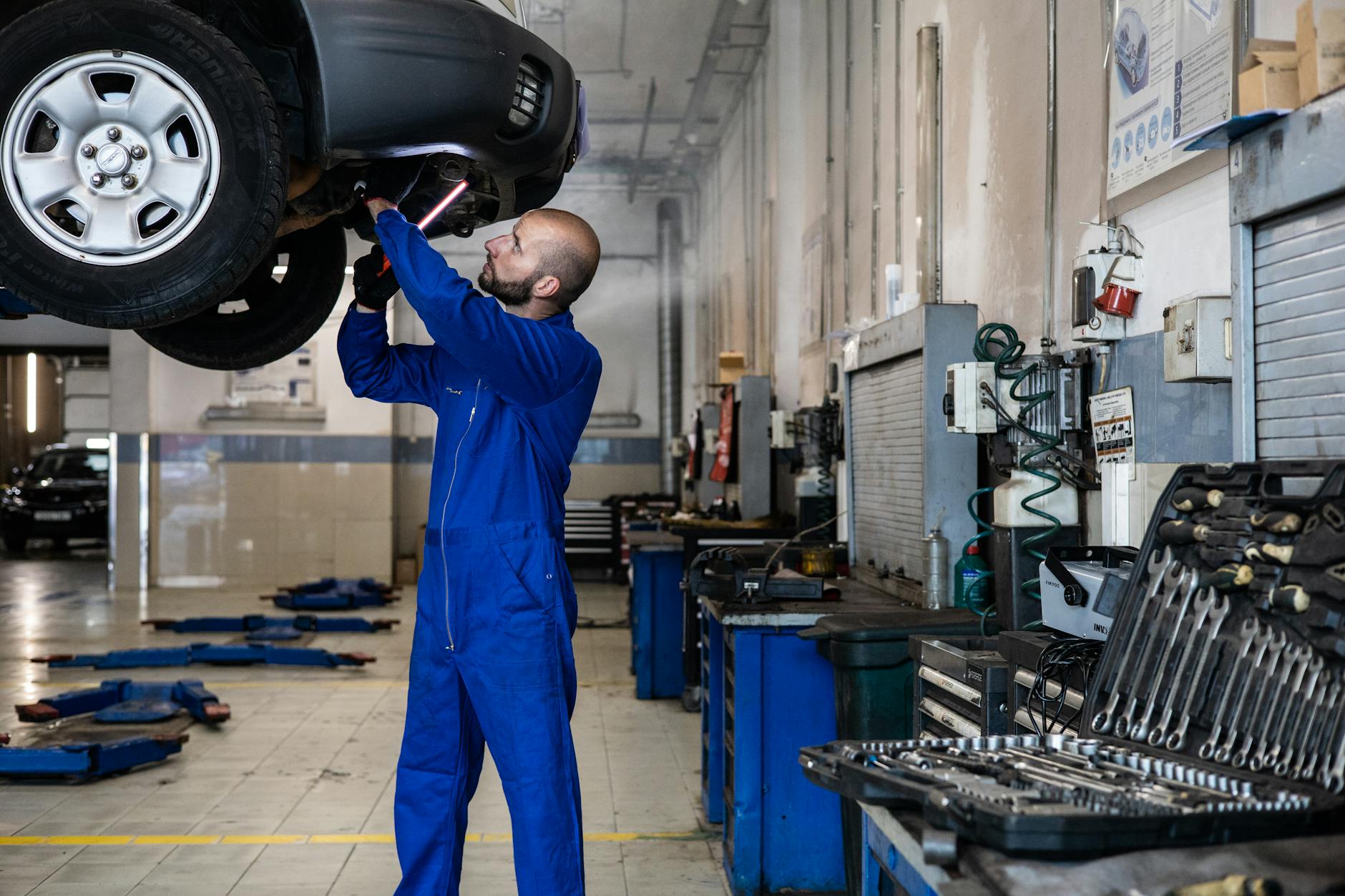 Ouvrir un garage : quel pack ouverture garage automobile choisir (démonte-pneu, équilibreuse, pont élévateur) ?