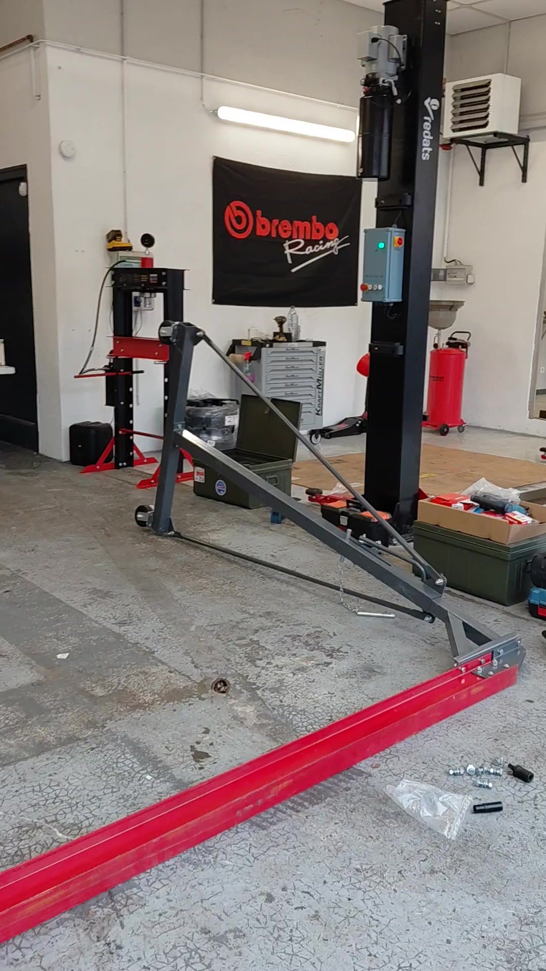 Déballage du pont 4 colonnes L-420 dans l'atelier AV Motors au Creusot