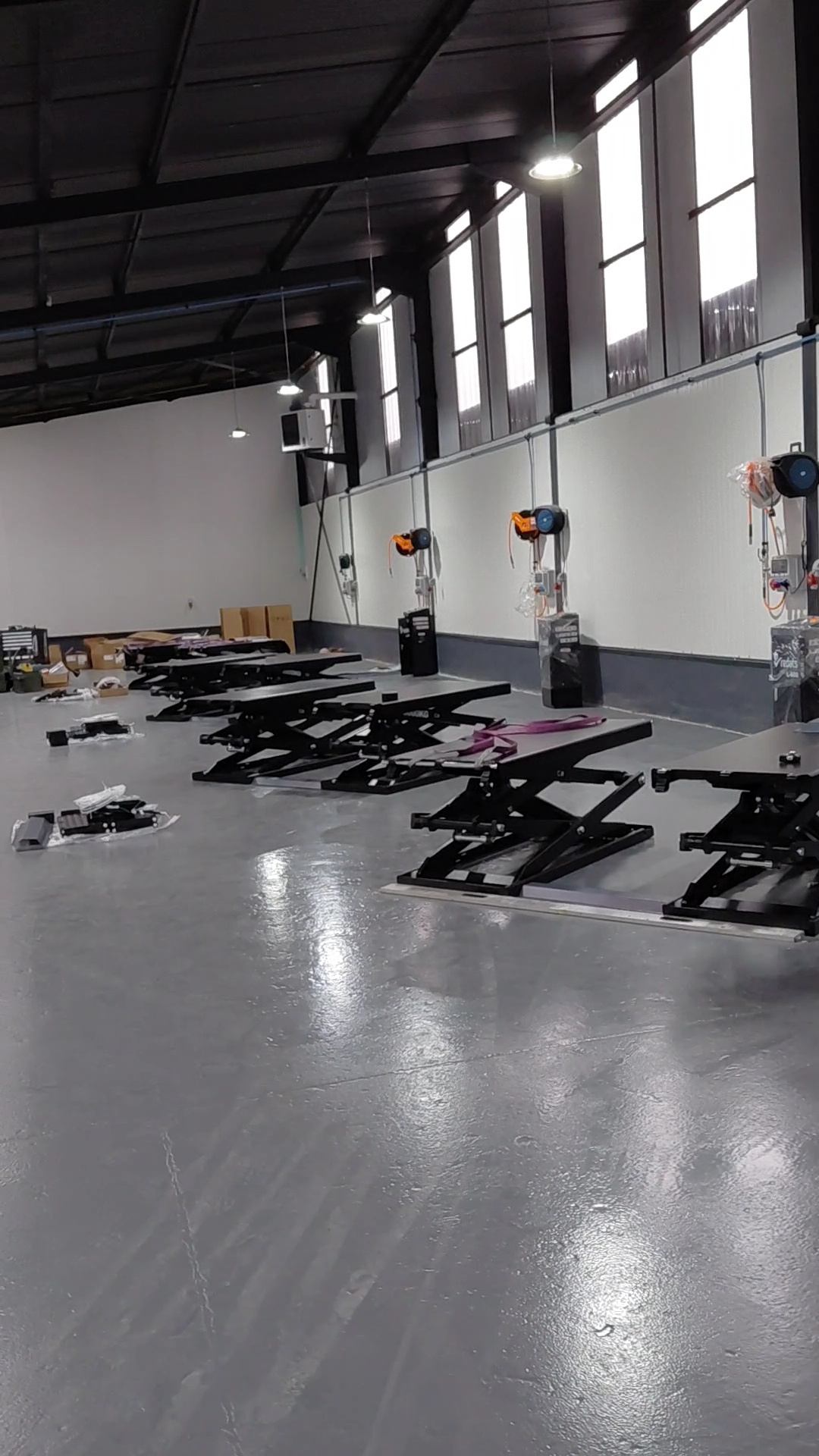 Pont ciseaux SR-Distribution en phase de montage Richemont