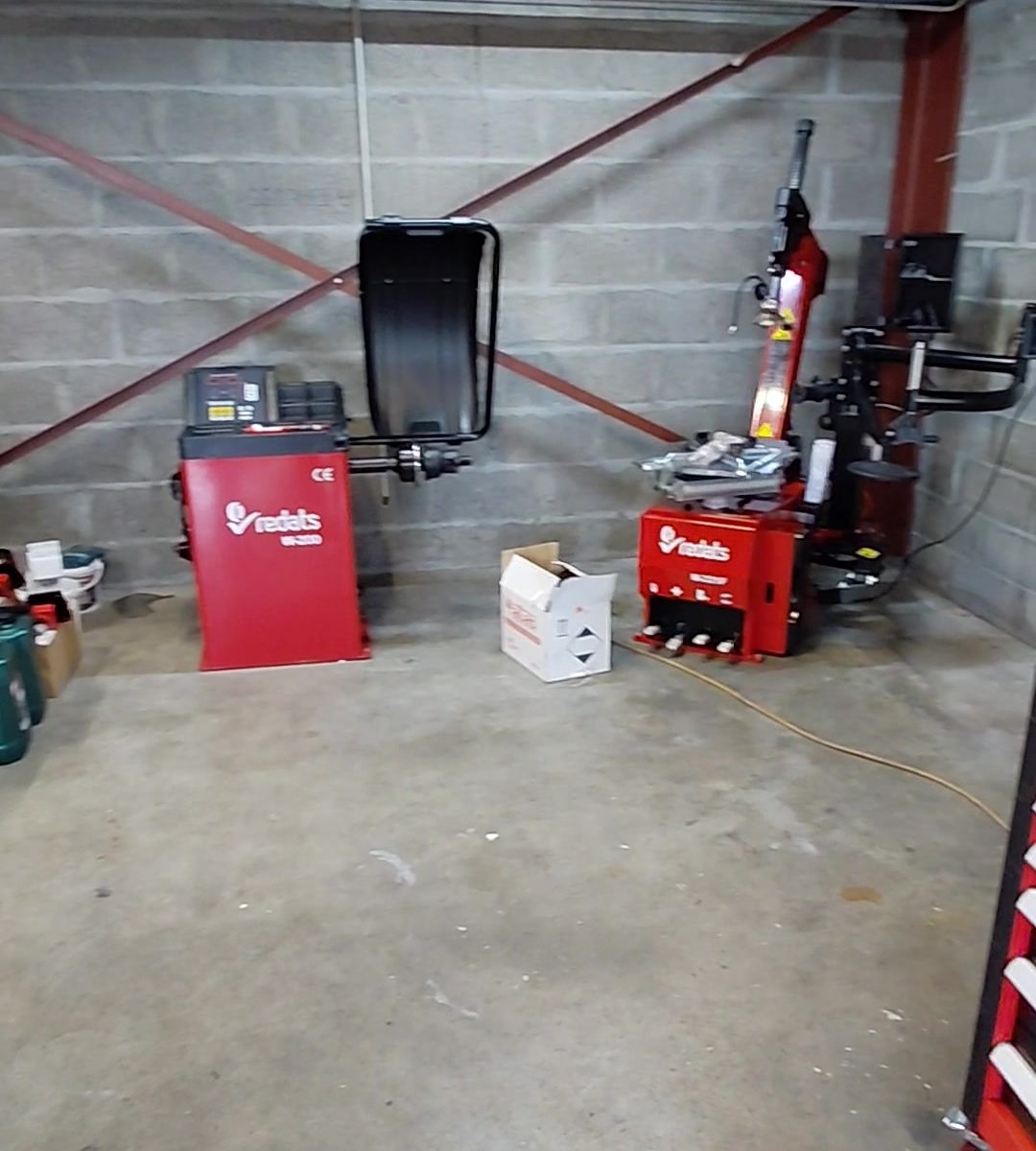 Poste pneumatique avec démonte-pneu M-221-3D et équilibreuse W-200