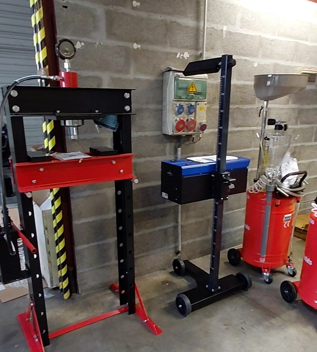 Presse hydraulique d'atelier et récupérateur d'huile installés