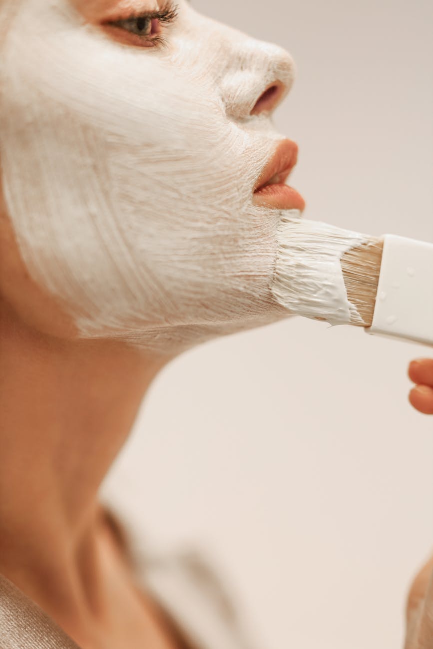 photos gratuites de apaiser application de creme arriere plan blanc