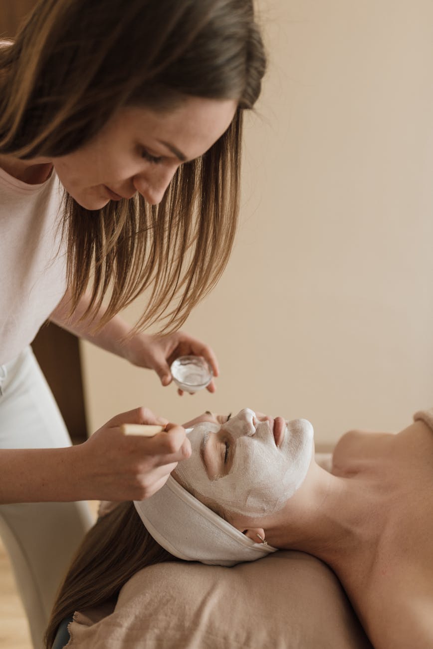 une femme recevant un soin du visage
