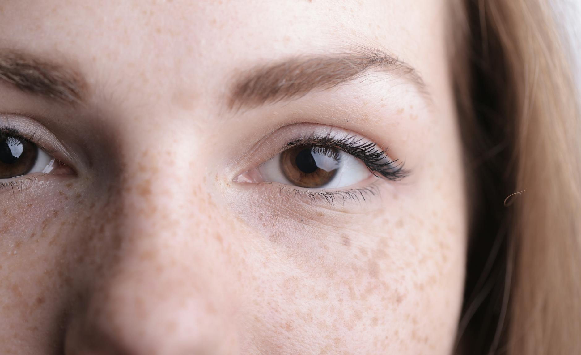 photo en gros plan des yeux de la femme