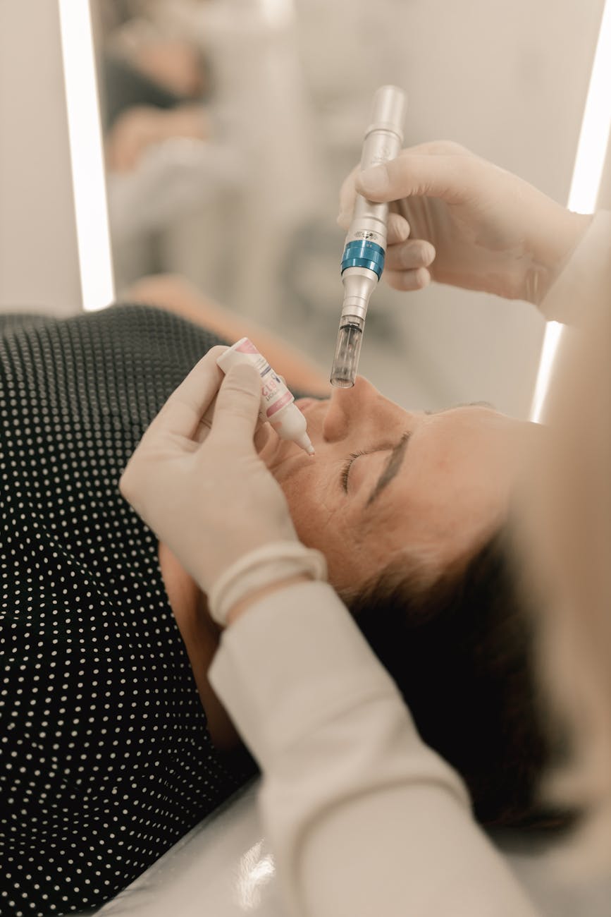 gros plan d une personne recevant un traitement de beaute par microneedling dans une clinique