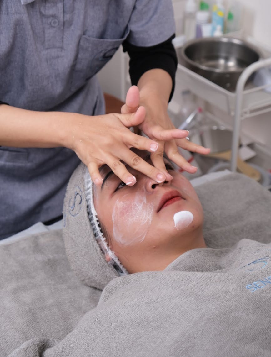 gros plan d une personne recevant un soin du visage dans un spa mettant en evidence sa routine de soins de la peau