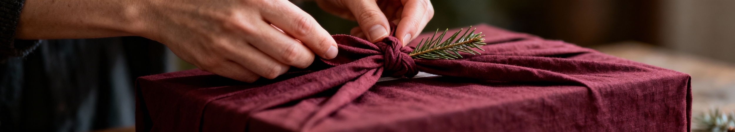 gros plan sur les mains nouant un furoshiki