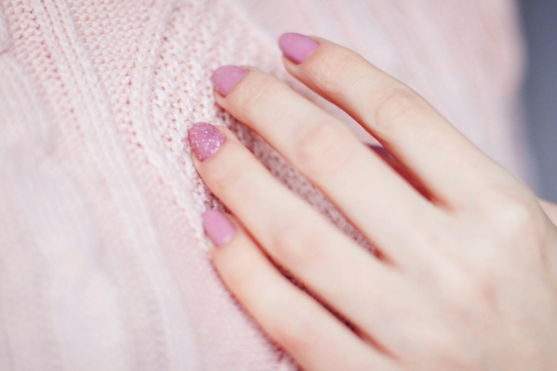 femme avec manucure rose