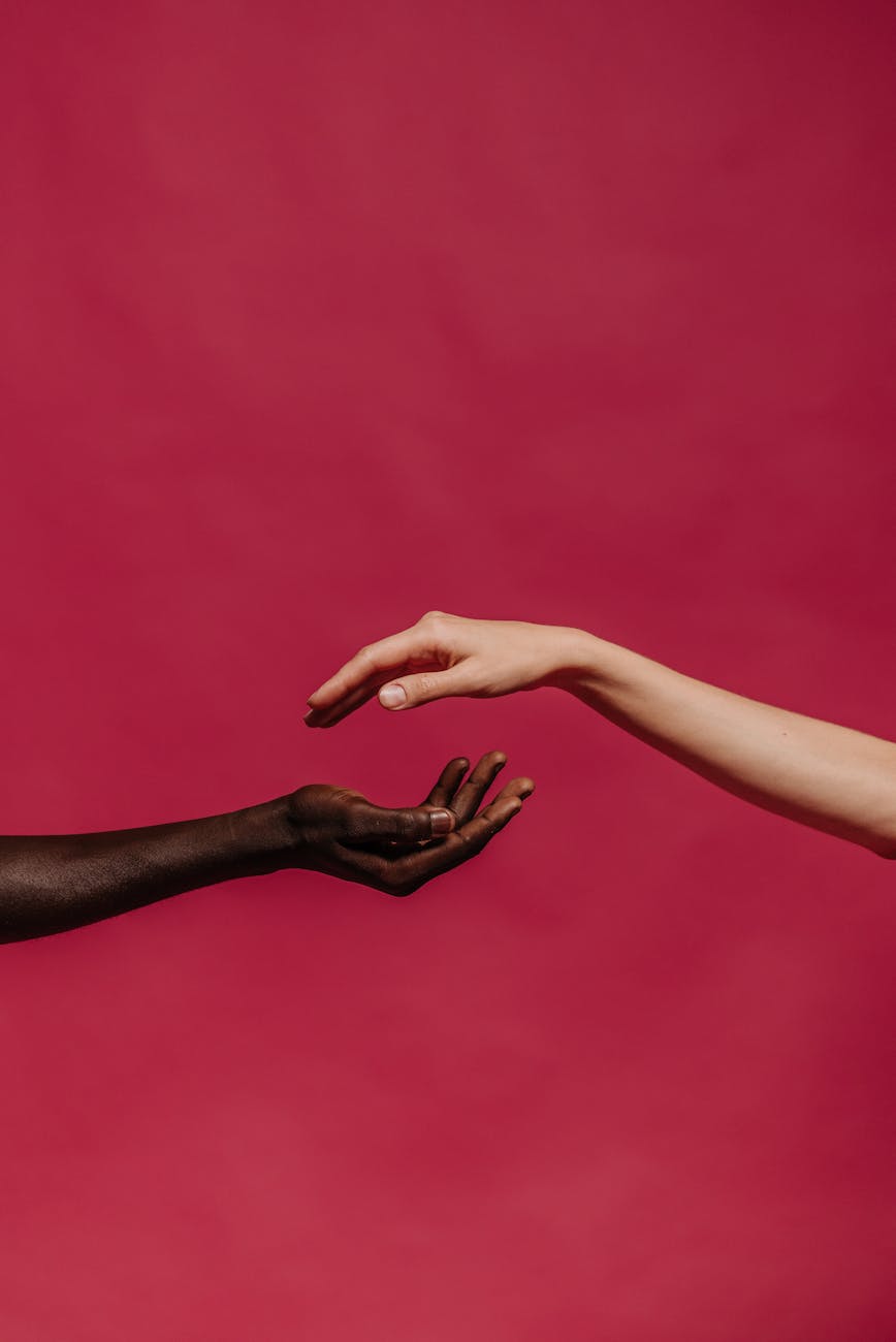 photos gratuites de aide amitie arriere plan rouge