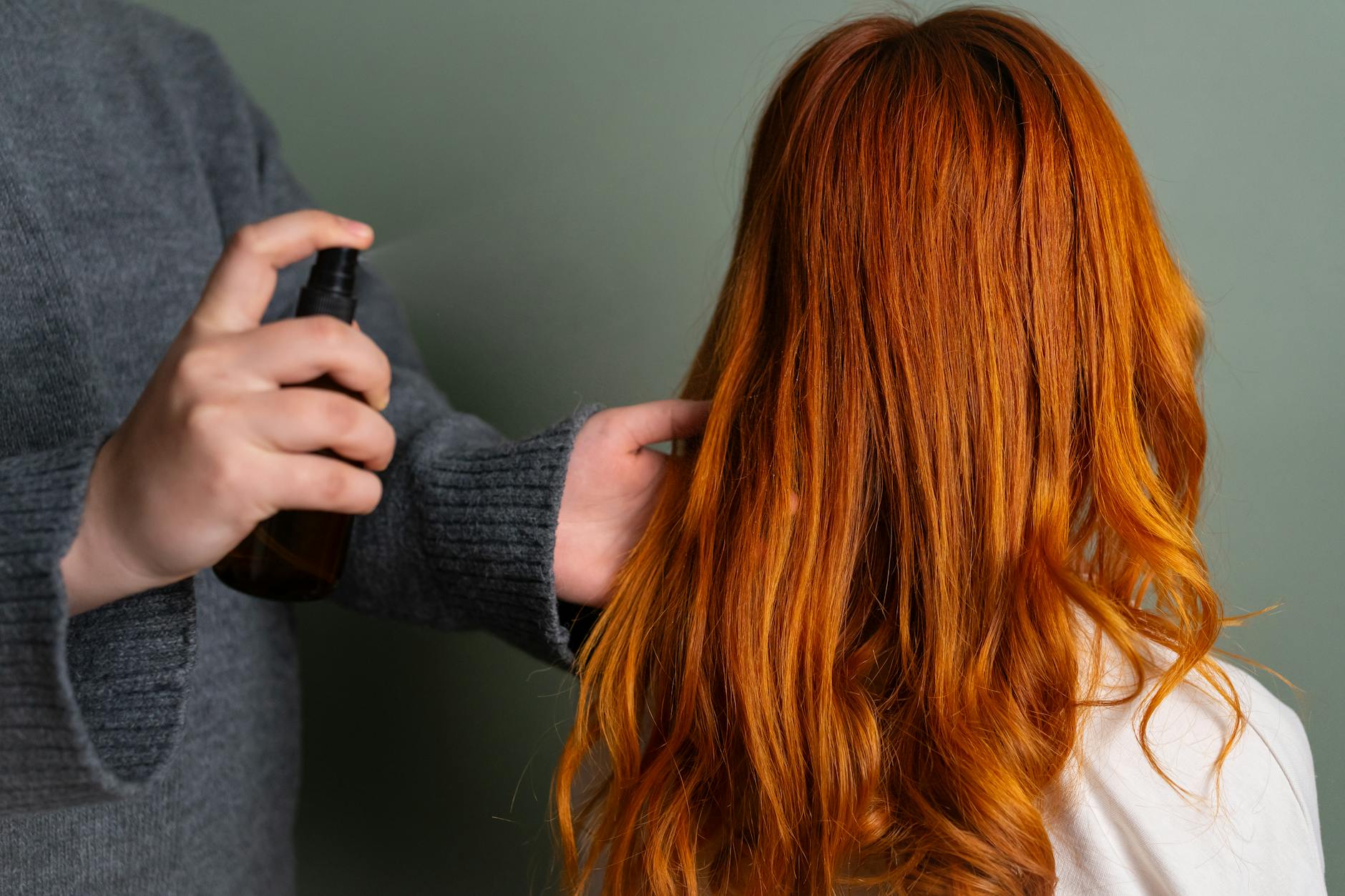 appliquer de la laque sur les cheveux longs et roux a l interieur
